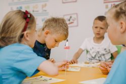 Vaikai mokosi anglų kalbos Pingus English mokykloje.