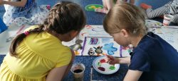 Vaikai mokosi anglų kalbos per kurybinę veiklą Pingus English mokykloje.PINGULABS KALBOS LABORATORIJOS