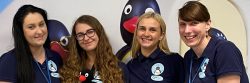 Pingu's English mokytojos, entuziastinga komanda.